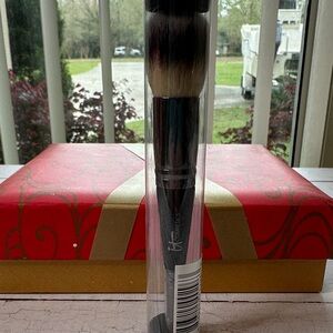 It Cosmetics Dual-Tone Makeup Brush